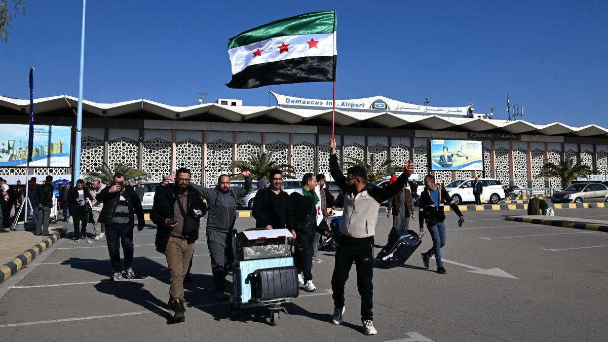 Viajeros son recibidos este martes a la salida del aeropuerto internacional de Damasco.