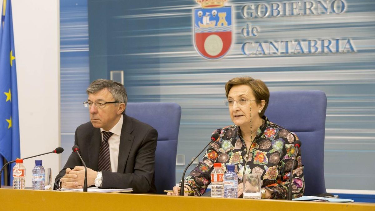 María Luisa Real ha comparecido en rueda de prensa junto al director del Servicio Cántabro de Salud.