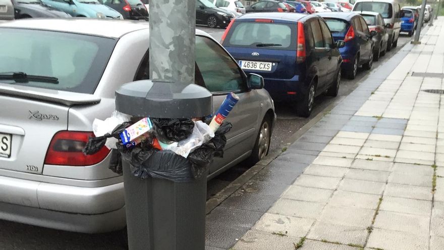 Papelera con basura en Santander
