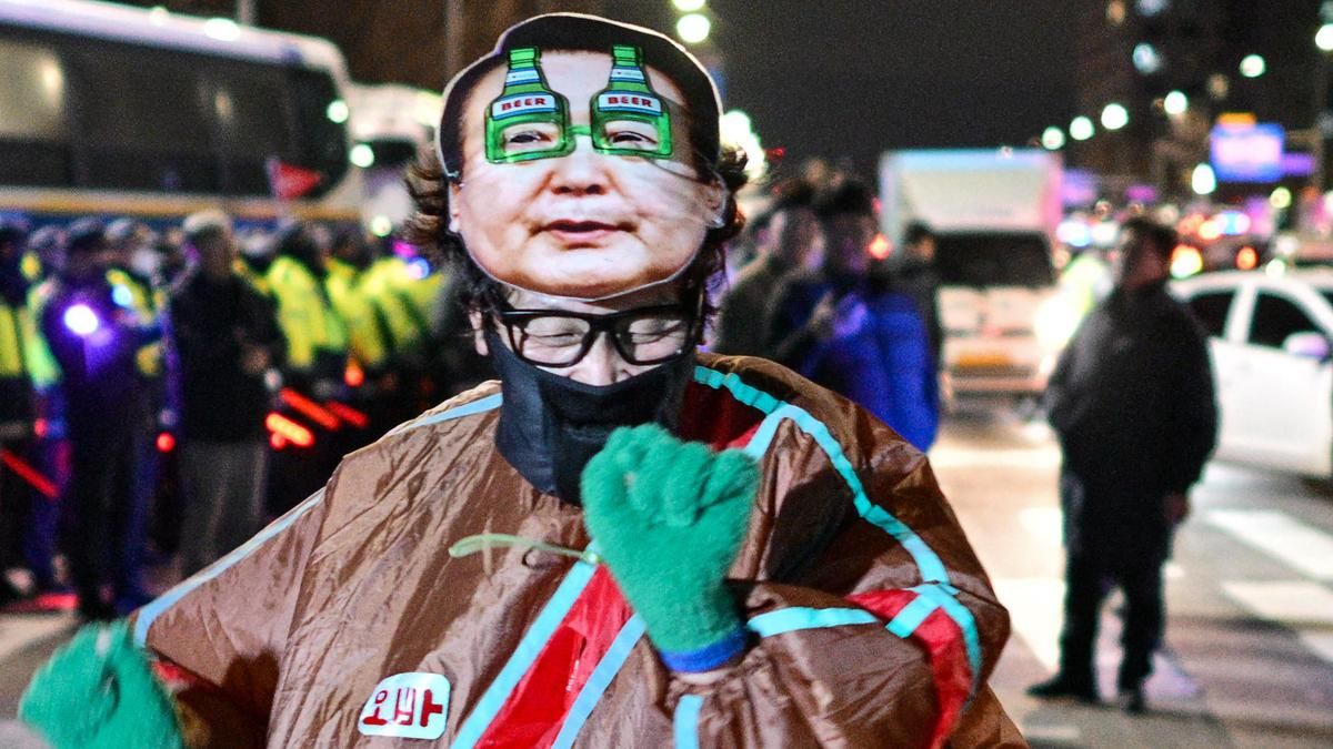 Un hombre vestido con una máscara del presidente surcoreano Yoon Suk Yeol baila frente a la Asamblea Nacional en Seúl, Corea del Sur, el 4 de diciembre de 2024.