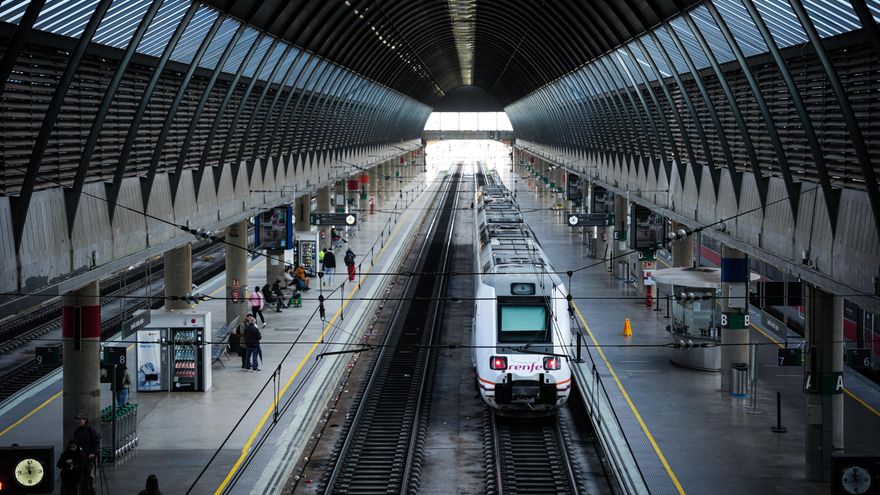 Viajeros en la Estación de Sevilla-Santa Justa durante el plan alternativo de transporte por la suspensión de la línea Madrid-Andalucía.