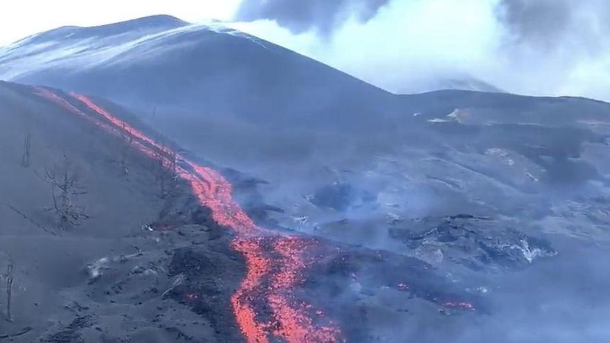 Nueva colada, este domingo, al noroeste del cono del volcán de La Palma.