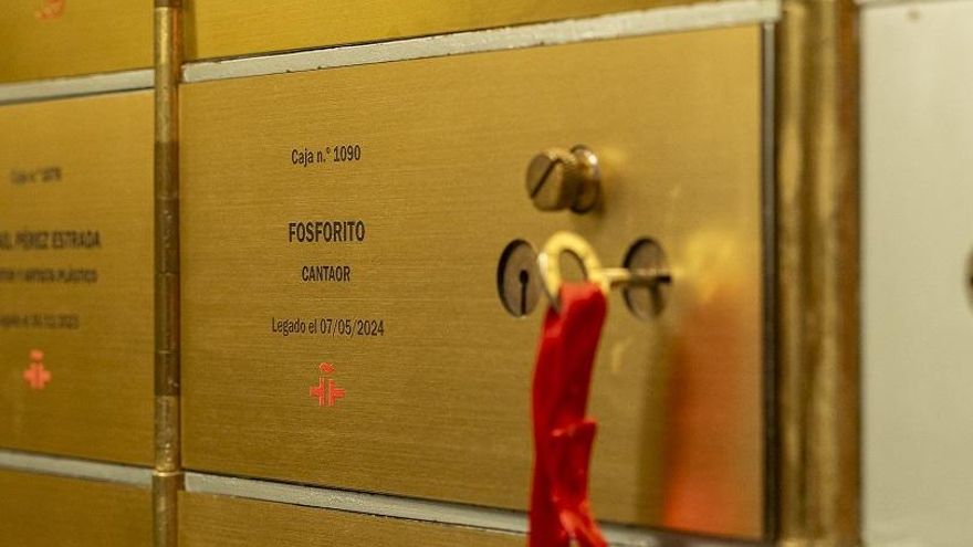 La réplica de la Llave de Oro del Cante de Fosforito reposa en la Caja de las Letras