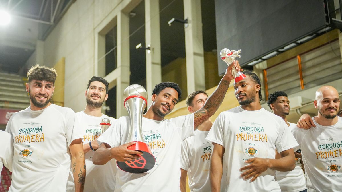 Jugadores del Coto Córdoba CB celebran el ascenso a Primera FEB