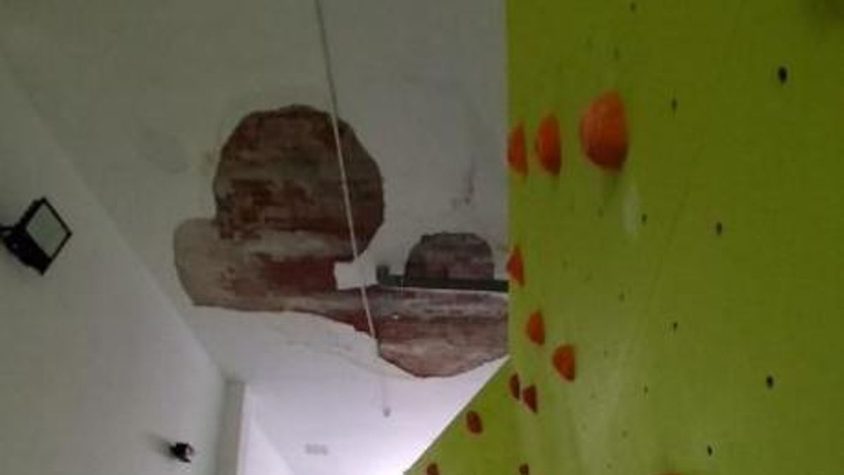 El polideportivo que "se cae a cachos" y Almeida no arreglará este año: techos en ruinas y salida de emergencia bloqueada