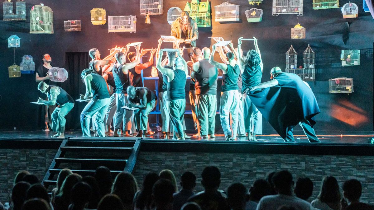 Presos y expresos del Centro Penitenciario Las Palmas I, en el Salto del Negro, representan la obra teatral 'Cuentos desde la celda'. ACFIPRESS.