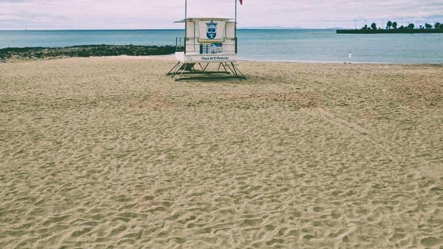 Salud Pública prohíbe el baño en una playa de Lanzarote por aguas fecales