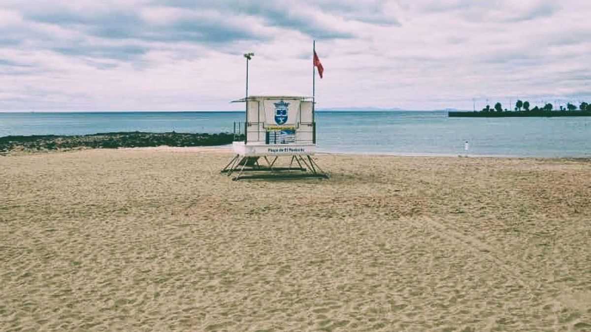 Salud Pública prohíbe el baño en una playa de Lanzarote por aguas fecales