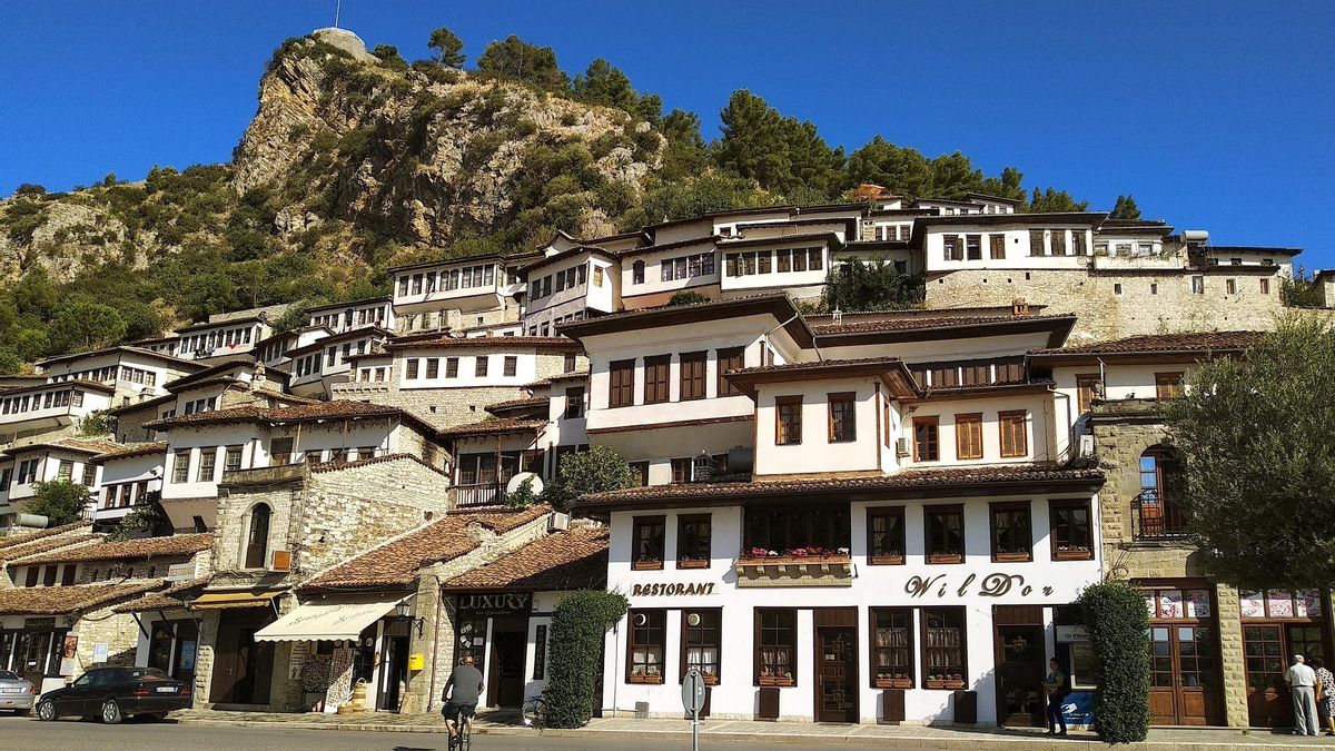 Su armonía visual convierte a la ciudad en un destino fotográfico imprescindible en todo Albania