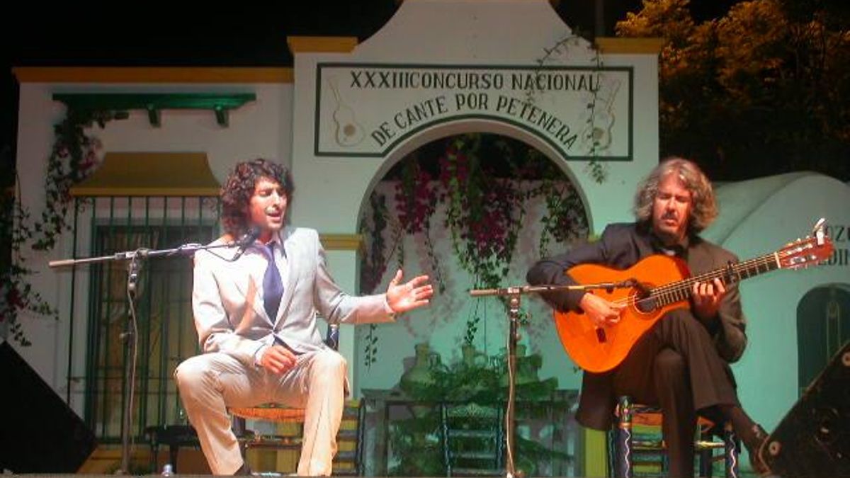 Desde 1972, la localidad de Paterna de Rivera celebra el Concurso Nacional de Cante por Peteneras, certamen de enorme prestigio 