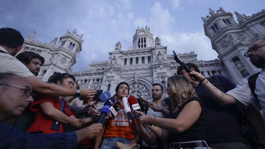 La portavoz del Sindicato de Inquilinas, Alicia del Río, hace declaraciones durante la cacerolada celebrada este jueves frente al Ayuntamiento de Madrid para exigir a los grupos parlamentarios la convalidación de los dos decretos ley de vivienda. EFE/Juanjo Martín