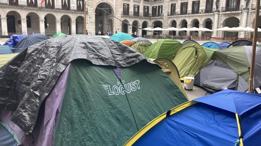Un propietario, dos desahuciadas, un pensionista treintañero y un profesor de Economía: voces de la acampada por la vivienda en Santander