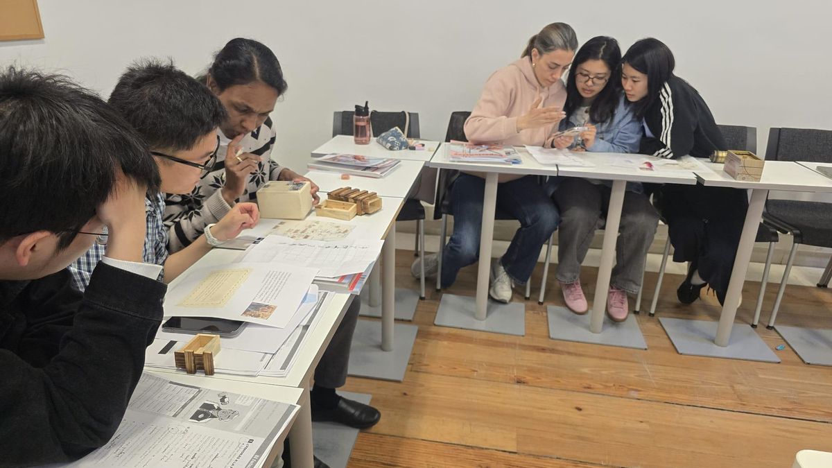 Alumnos y alumnas del curso de español de Alcalingua durante el escape room intentando descifrar las cajas misteriosas