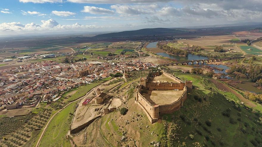 El pequeño pueblo extremeño que conserva vestigios romanos bajo un castillo medieval