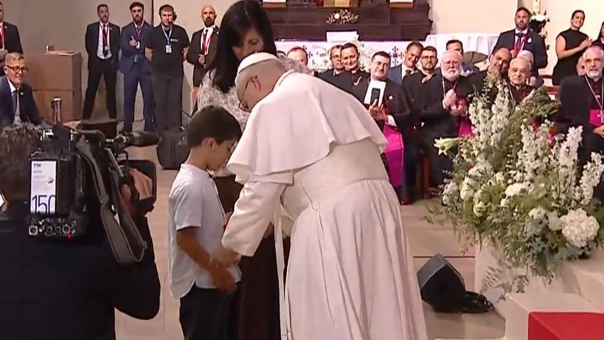 El Papa, a un niño del Raval al borde del desahucio: "No es fácil responder por qué hay gente a la que le pasan cosas malas"