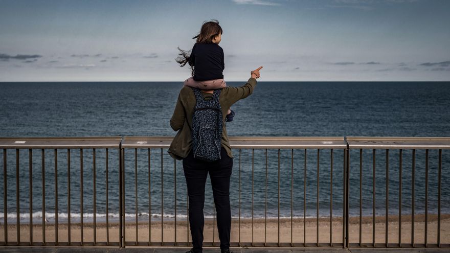 Una niña y su padre frente al Mediterráneo este 26 de abril en Barcelona