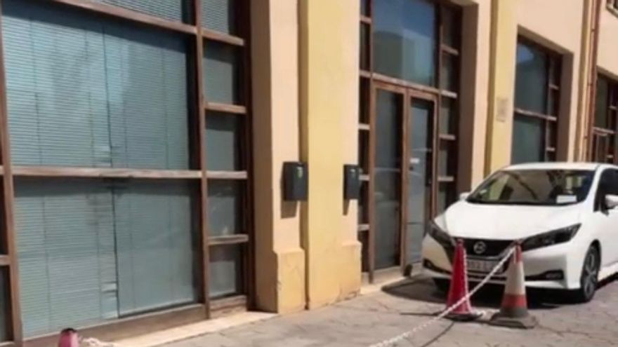 El PSOE acusa a una consellera del PP de disfrutar indebidamente de un parking y bloquear el punto de recarga de coches