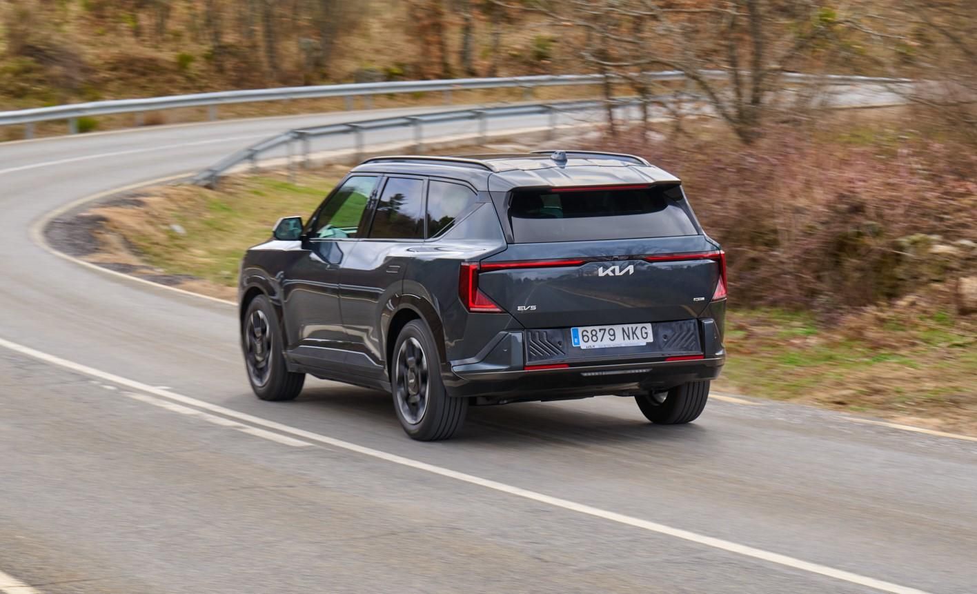 La zaga exhibe un alerón de buen tamaño y muy inclinado.