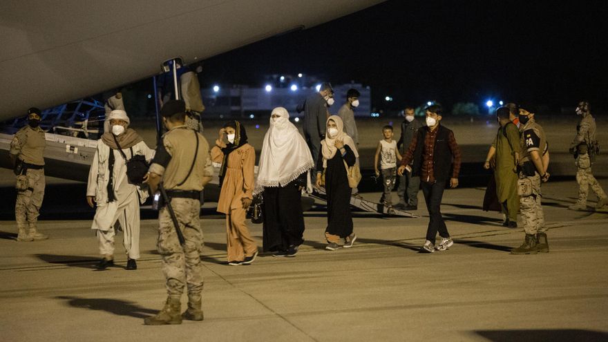 Varias personas repatriadas llegan a la pista tras bajarse del avión A400M en el que ha sido evacuados de Kabul