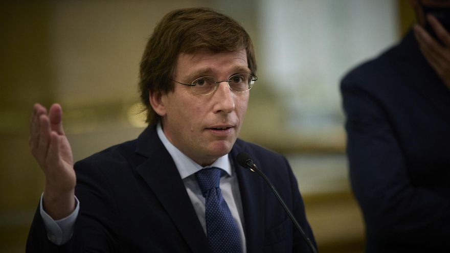 El alcalde de Madrid, José Luis Martínez-Almeida, ofrece declaraciones a los medios de comunicación
