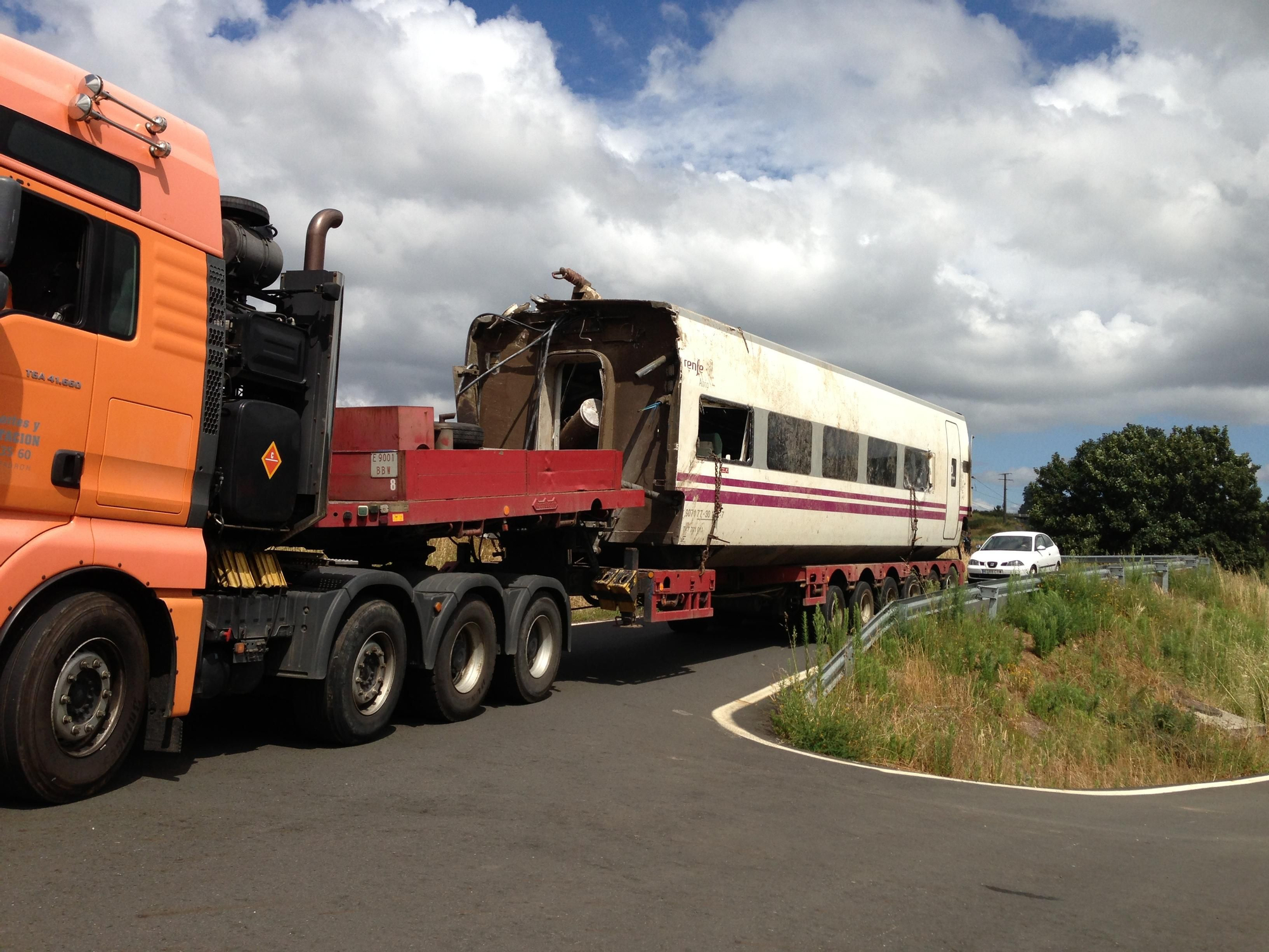 Un camión retira uno de los vagones del tren accidentado / Foto: Gonzalo Cortizo