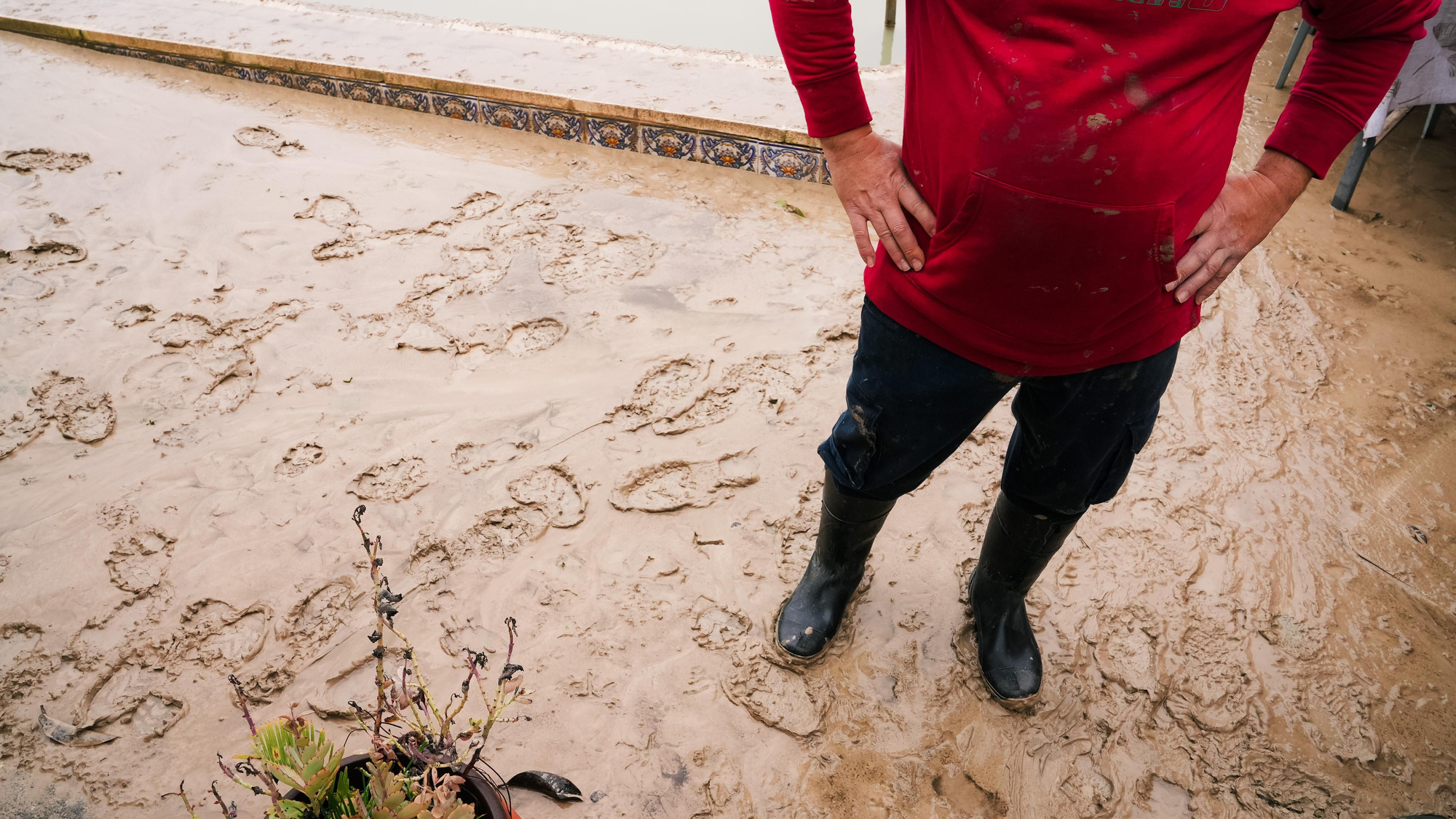 El lodo y el barro, dentro de las parcelas de las calles Perdiz y La Tórtola