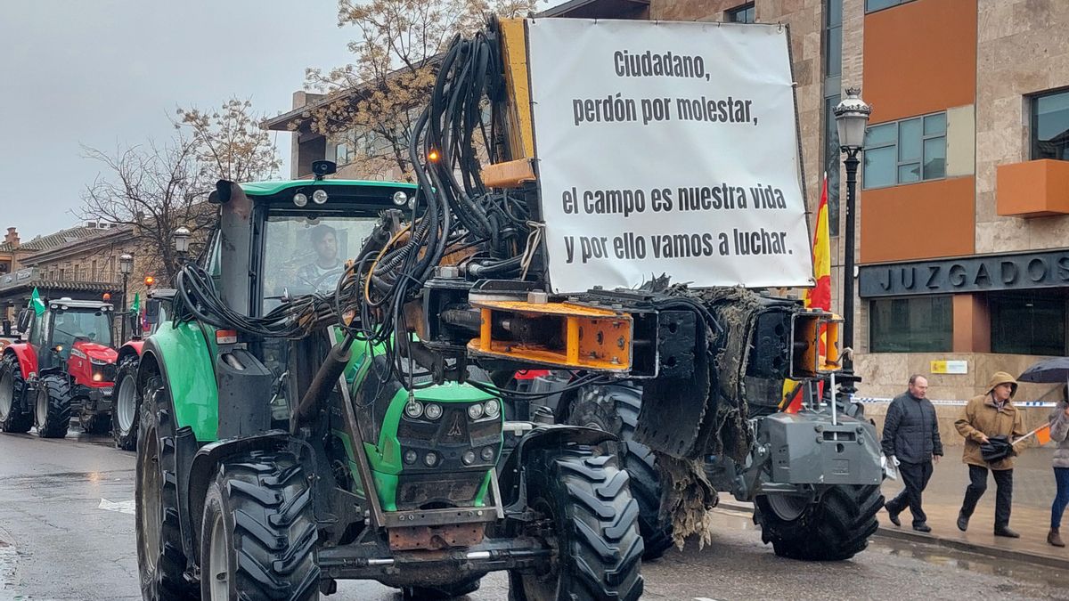 En “un buen día para el campo”, cientos de agricultores y decenas de tractores llegan hasta el corazón de Toledo