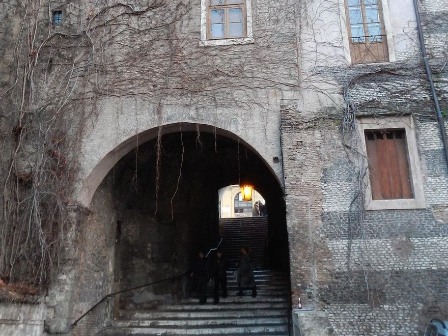 El Arco de los Borgia comunica el entorno de Via Cavour con el área arqueológica de la Colina del Oppio.