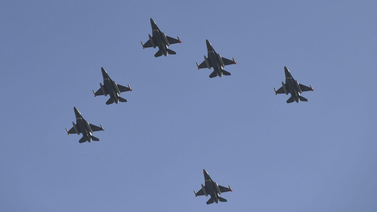 Los 6 aviones F-16 vuelan por el cielo de la Ciudad de Buenos Aires.
