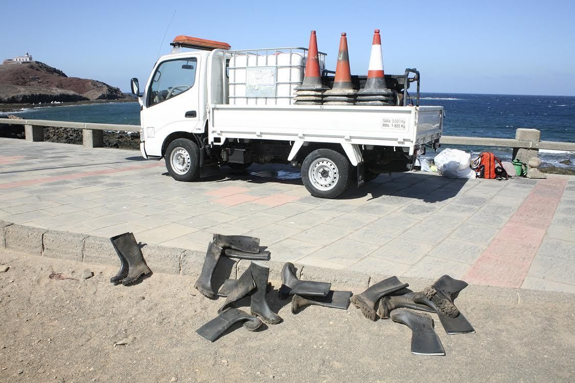 Trabajos de limpieza del vertido de fuel en la playa de Arinaga. (ALEJANDRO RAMOS)
