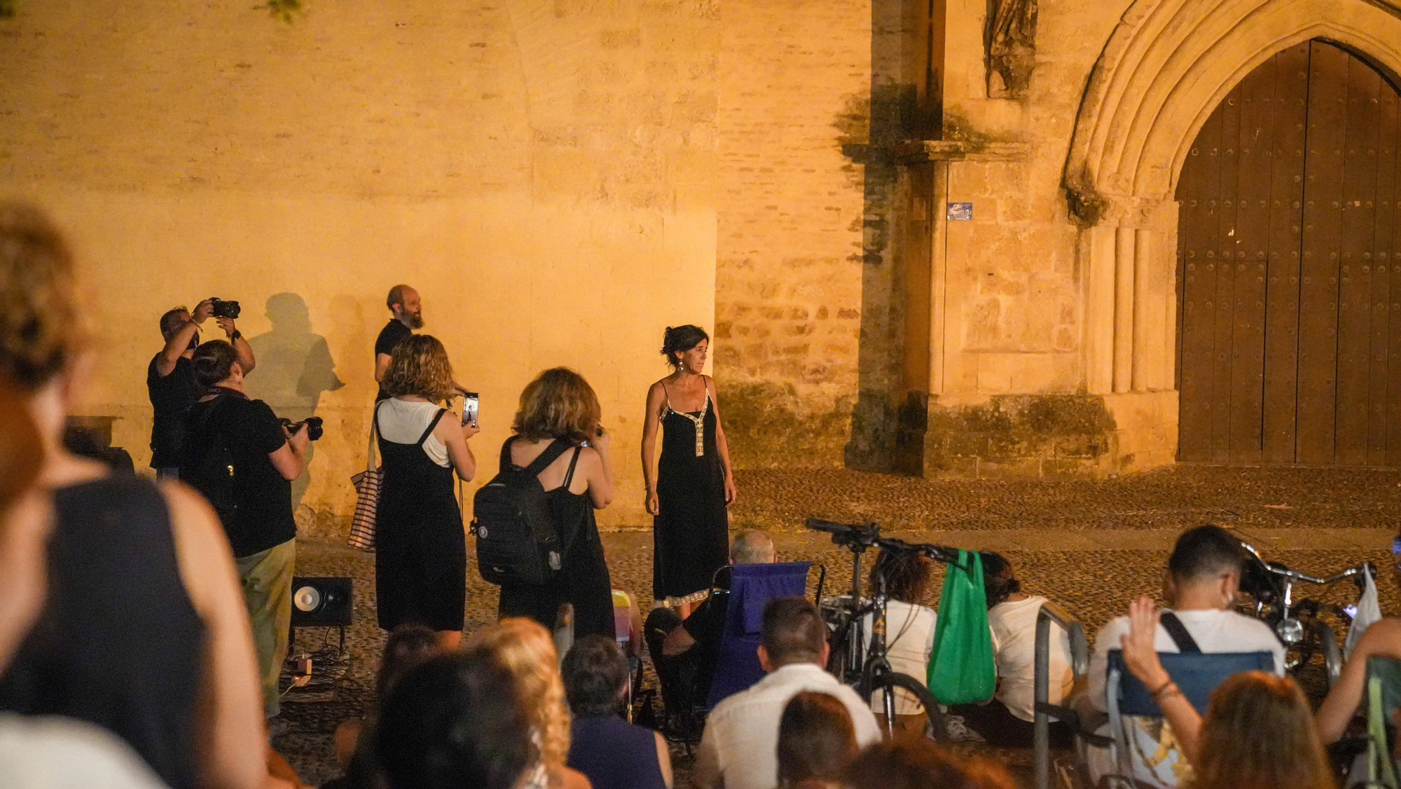 Concentración en defensa de los cines de verano, con la proyección de Un perro andaluz en la plaza de la Magdalena