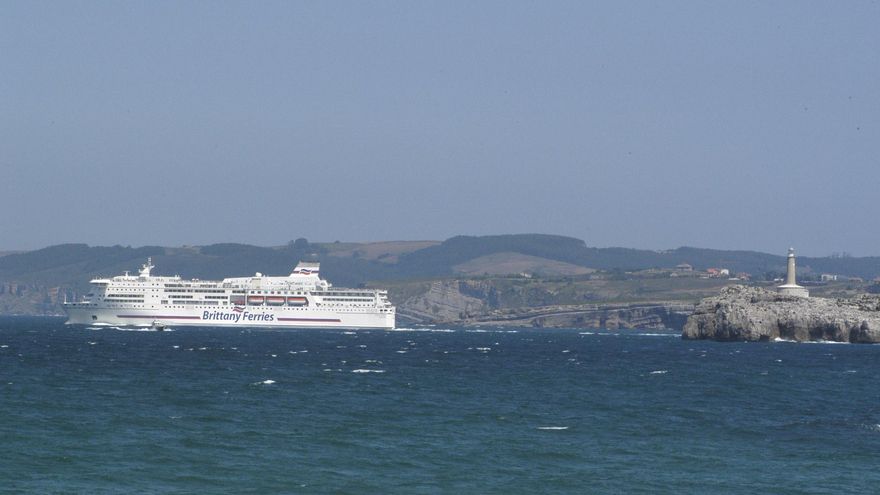 Ferry En El Puerto De Santander