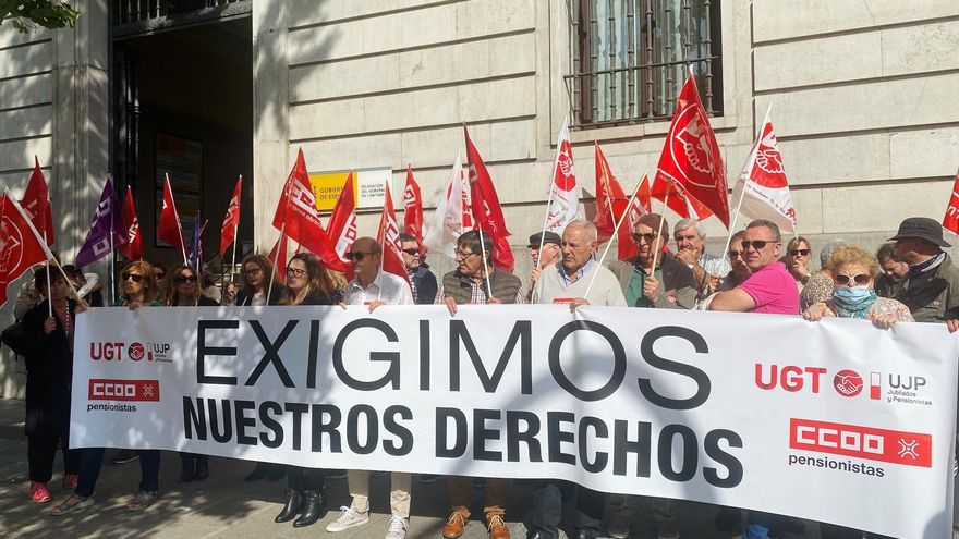 UGT y CCOO se concentran ante la Delegación del Gobierno