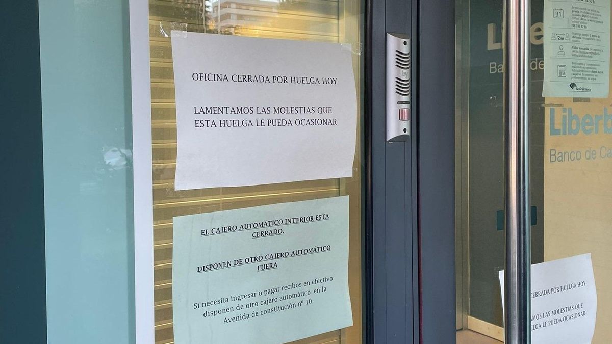 Oficina de Liberbank (Unicaja) en Titanes (Madrid) cerrada por la huelga general del 26 de noviembre de 2021.
