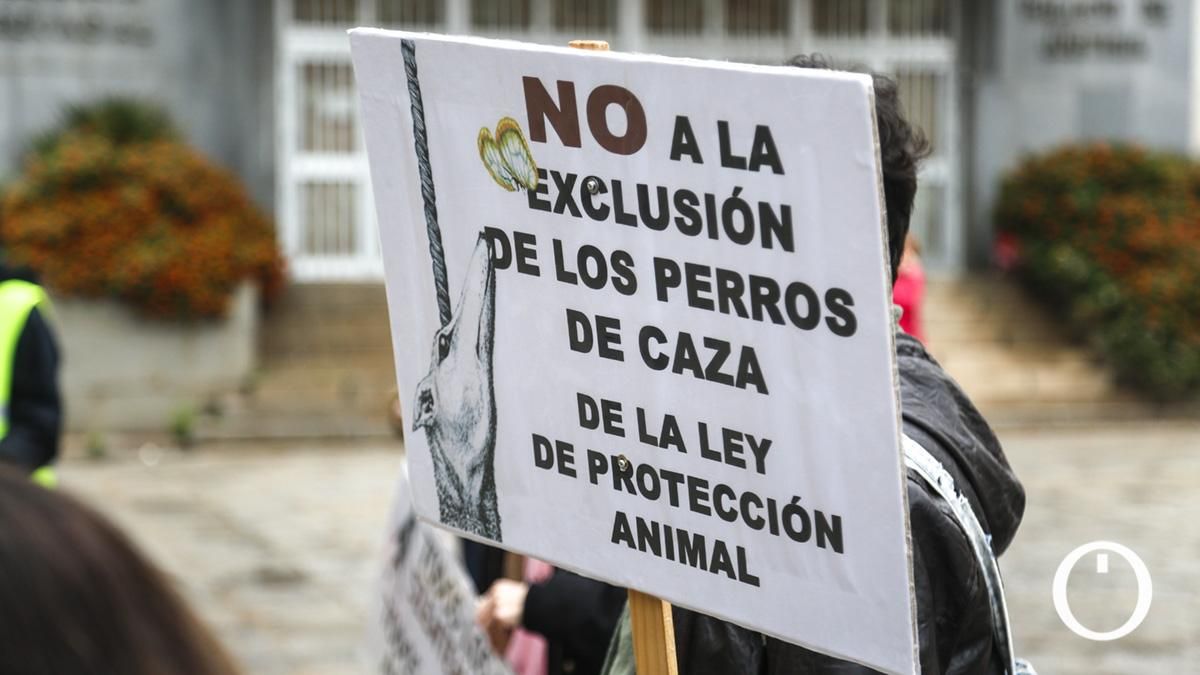 Pacma se concentra para pedir la inclusión de los perros de caza, guarda y actividades específicas en la Ley de Protección Animal