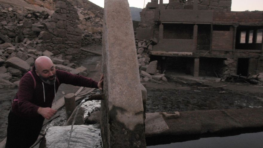 En medio de la aldea sigue en pie una fuente de la que todavía mana auga.