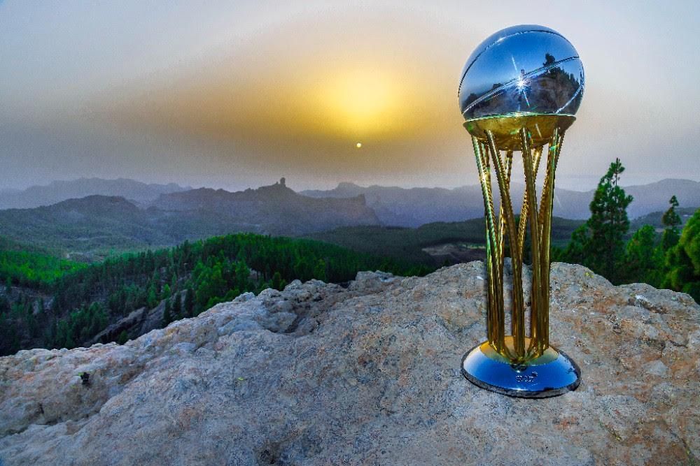 En la imagen de la ACB el trofeo de la Copa del Rey viaja hasta la emblemática cumbre Gran Canaria.