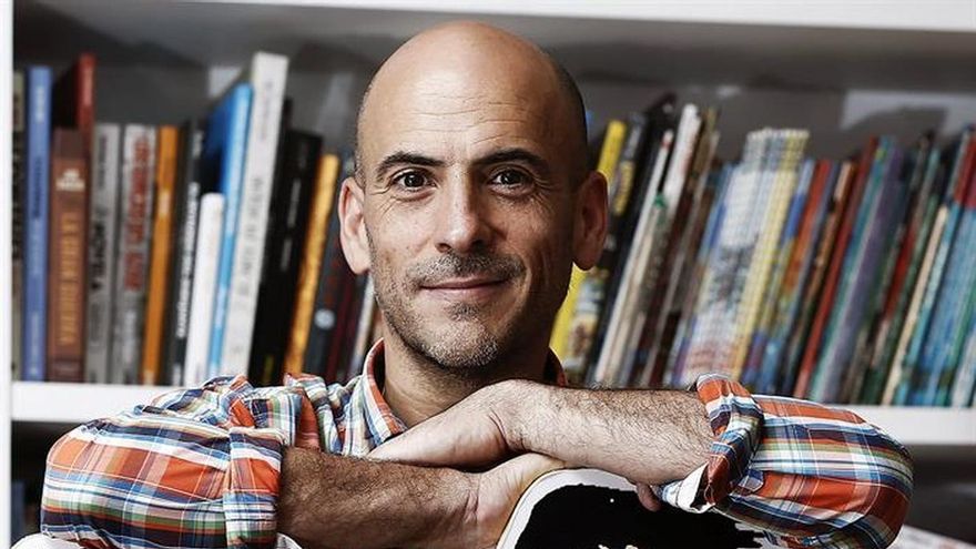 El dibujante César Oroz reivindica el humor como "arma" para sobrevivir
