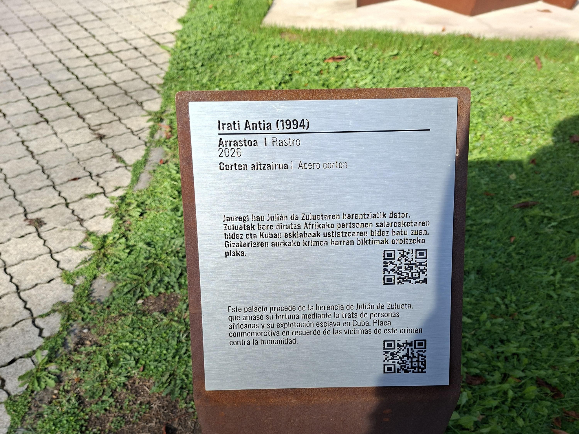 La placa que brinda contexto sobre el origen del palacio