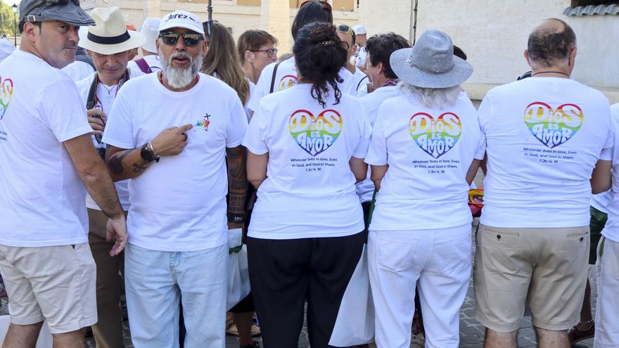 Los católicos LGTBIQ+ atraviesan la Puerta Santa de San Pedro durante el Jubileo
