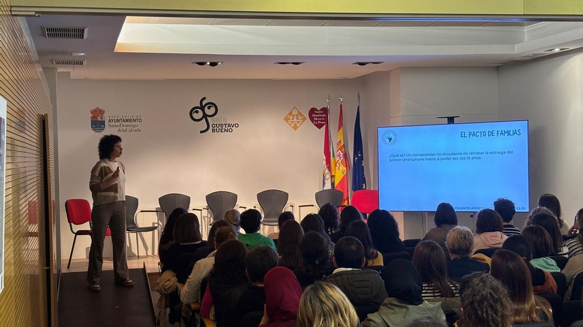 Santo Domingo de la Calzada quiere una adolescencia libre de móviles: "Hay que dejar de normalizar entregar un móvil al llegar a secundaria"