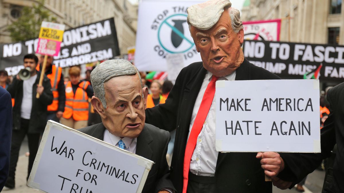 Manifestantes con máscaras de Donald Trump y Benjamin Netanyahu, en las calles de Londres para protestar contra la visita de Estado del presidente de EEUU, el 17 de septiembre de 2025 en Londres, Inglaterra.