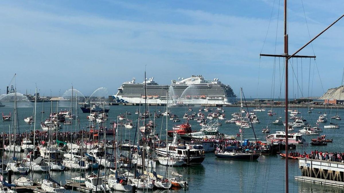 Salida de La Gabarra del Athletic del puerto deportivo de Getxo con un crucero al fondo.