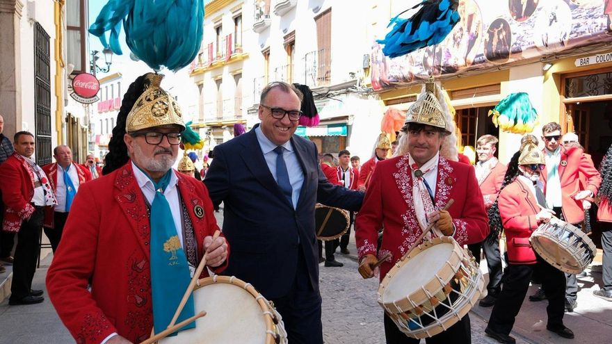 Arturo Bernal (centro), entre jun 'judío colinegro' y un 'judío coliblanco' de la Semana Santa de Baena.