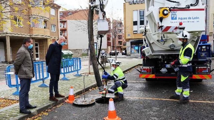 El alcalde de León (segundo por la izquierda) observa el nuevo camión de limpieza de cloacas.