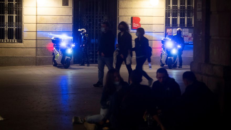 La policía vigila en la plaza de la Vila de Gracia, en Barcelona. EFE/Marta Pérez/Archivo