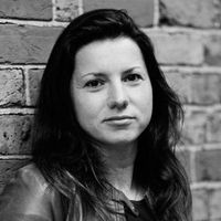 escritora beyond the wall