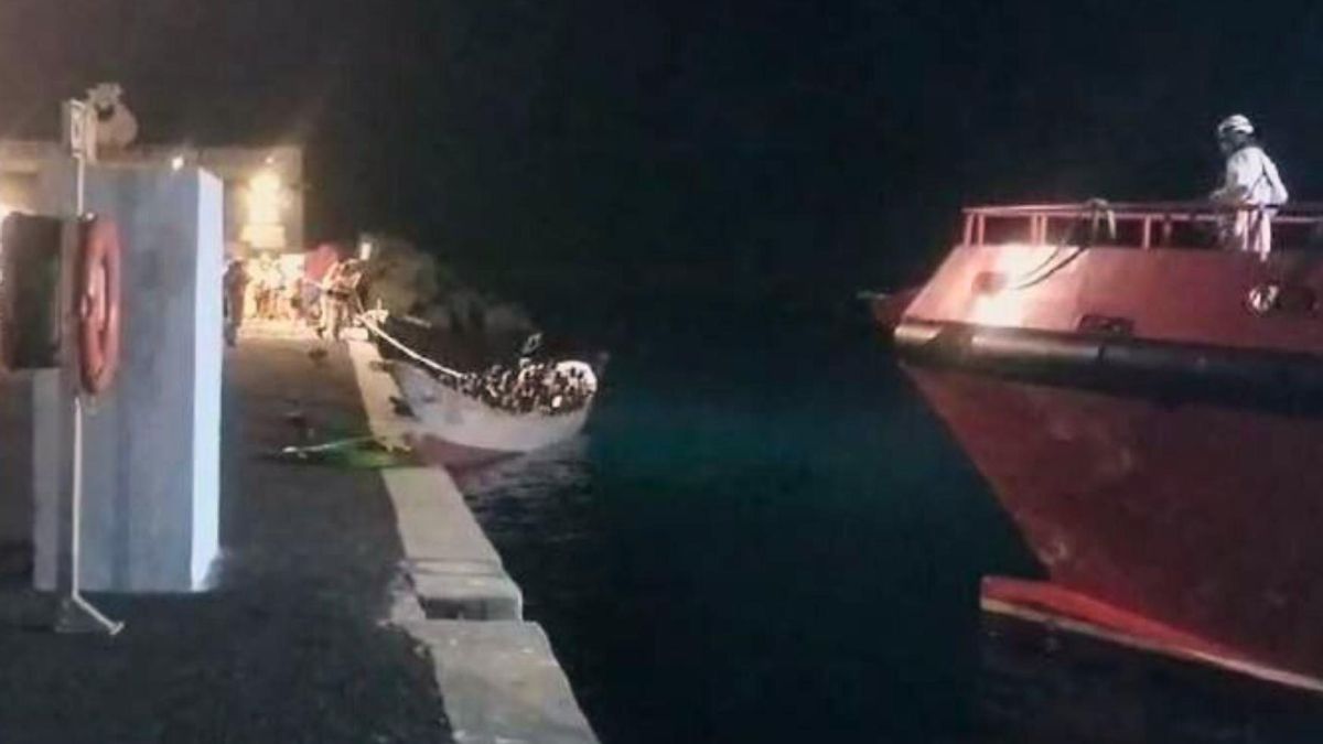 Momento en el que el cayuco llega al puerto de La Restinga.