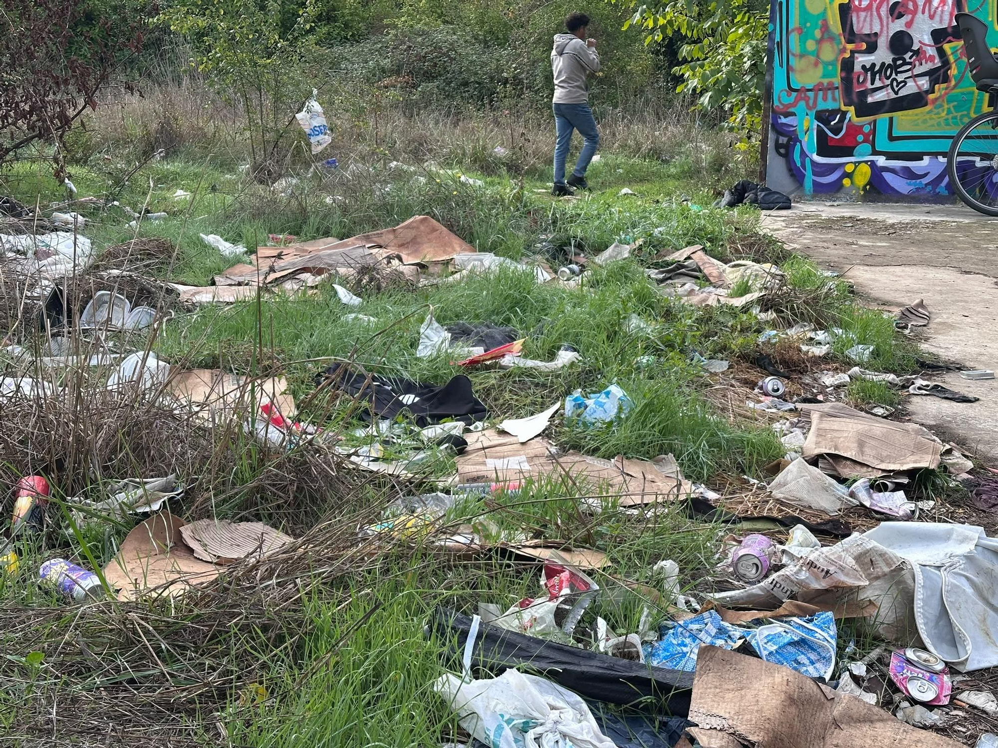 Residuos acumulados en las inmediaciones del frontón Aranzadi, donde se han asentado casi dos centenares de inmigrantes