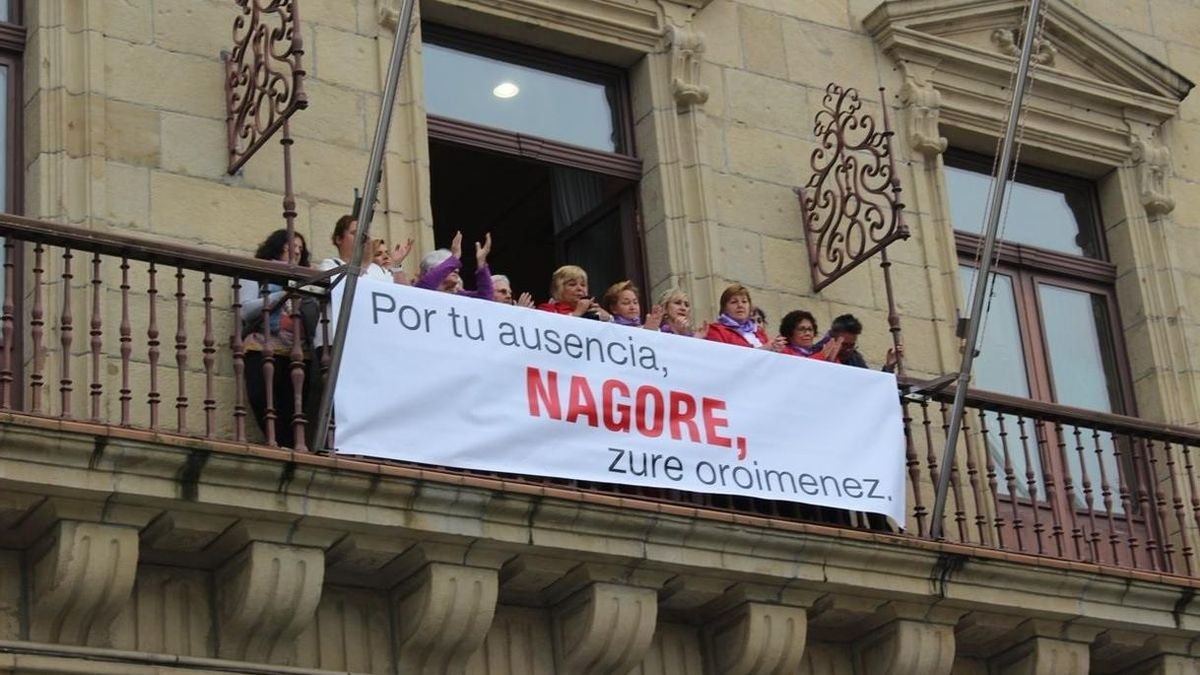Cuelgan en el Ayuntamiento de Irún una pancarta de recuerdo a Nagore Laffage diez años después de su crimen
